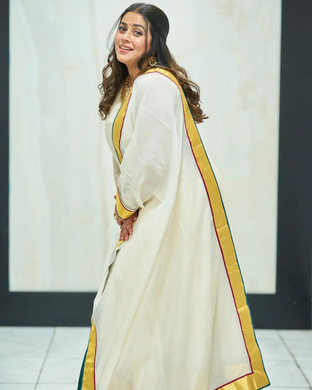 SOUTH INDIAN ACTRESS SHAMNA KASIM STILLS IN WHITE DRESS 2